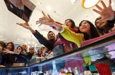 高中生破处在线观看中国人依然爱赴日旅游 消费已由爆买转向网购